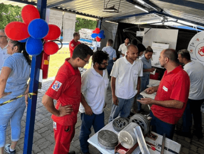 Trabalhadores discutindo sobre matrizes de extrusão